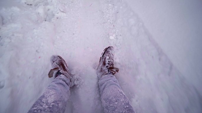 玩雪橇的人腿部特写