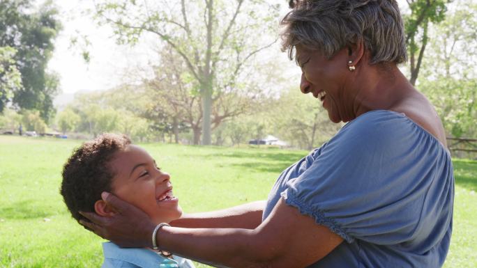 祖母在公园亲吻孙子的慢镜头