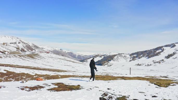 航拍情侣在雪山奔跑戏耍打闹骑大马