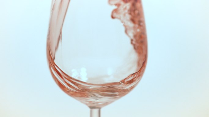 一杯倒在玻璃杯里的玫瑰葡萄酒的特写镜头