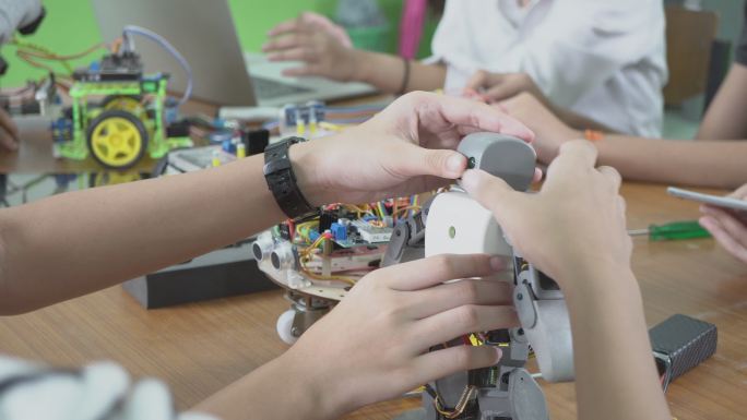 在科学课上，学生们建造一个小型机器人