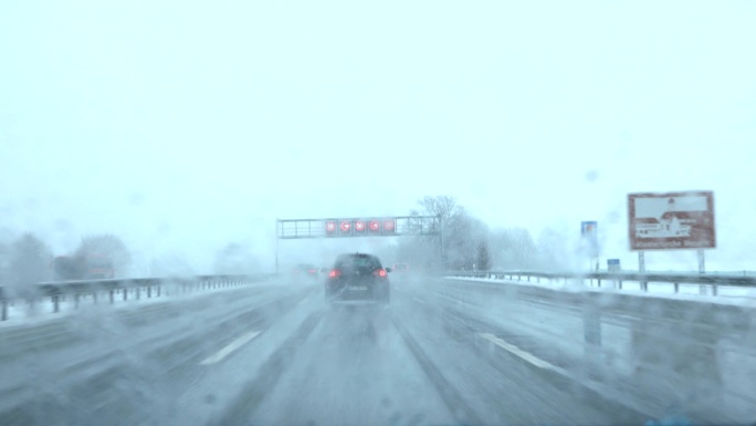 在恶劣天气条件下，在湿滑霜冻路面上行驶