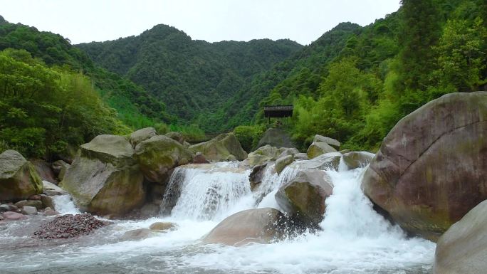 大山自然生态绿水长流瀑布飞泻