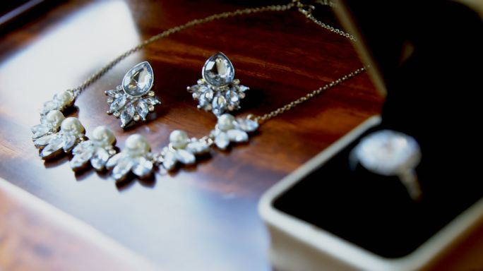 婚礼钻石戒指、钻石项链和耳环