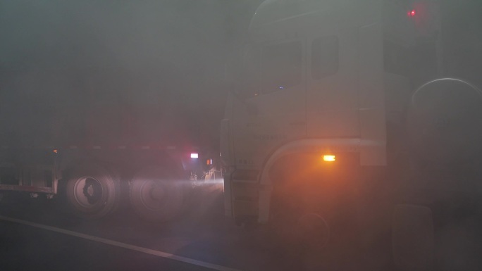 高速公路隧道车辆碰撞起火冒烟