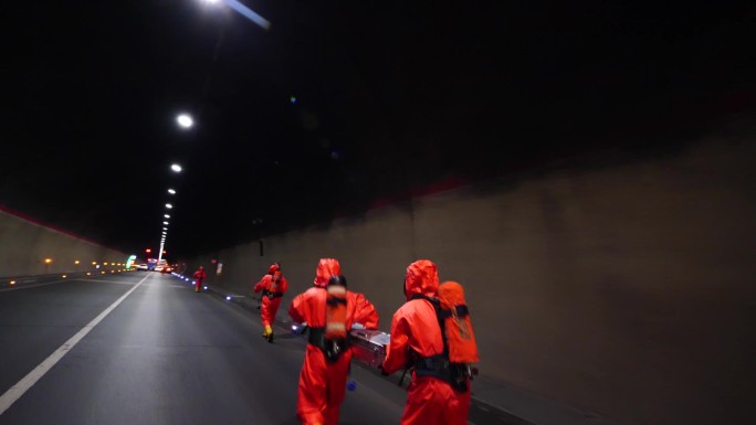 高速公路隧道消防队员奔跑紧急救援