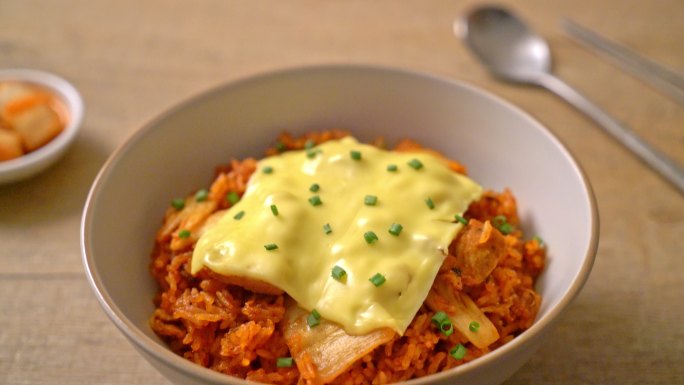 泡菜炒饭配猪肉和奶酪