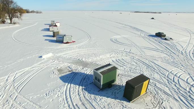 温尼贝戈湖上的冰上捕鱼棚屋，鲟鱼季节