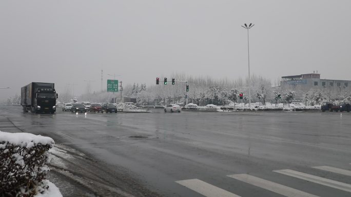 路面湿滑下雪天气雨雪马路繁忙的城市开车