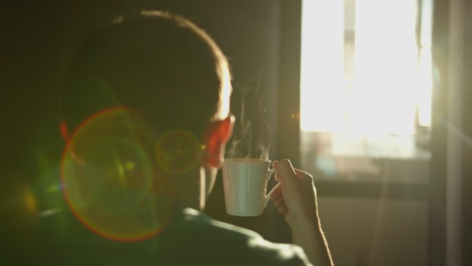 日出时喝热咖啡手冲咖啡豆烘焙慢动作升格