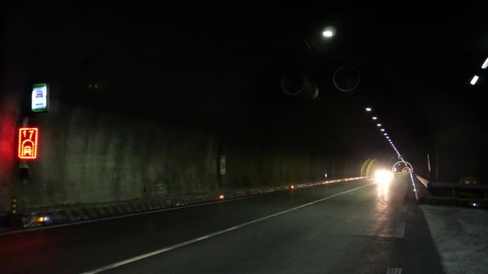 隧道内警车开过警灯闪烁
