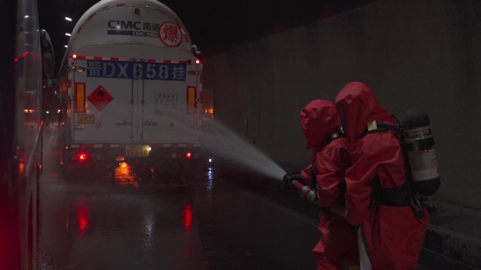 消防员喷水稀释甲醇危化品车