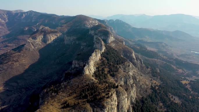 航拍济南长清区通明山山势陡峭怪石嶙峋