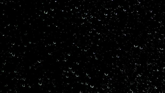 夜间玻璃上的雨滴
