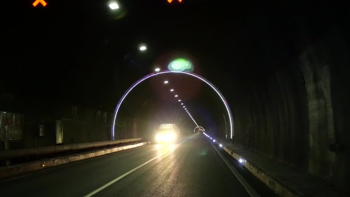 高速公路隧道内发生车祸