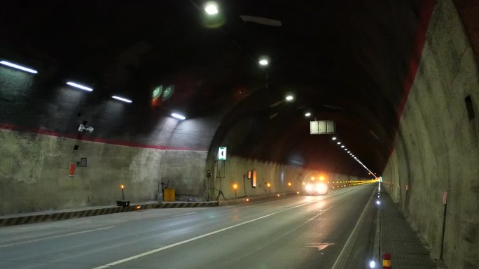 隧道内警车驶过警灯闪烁