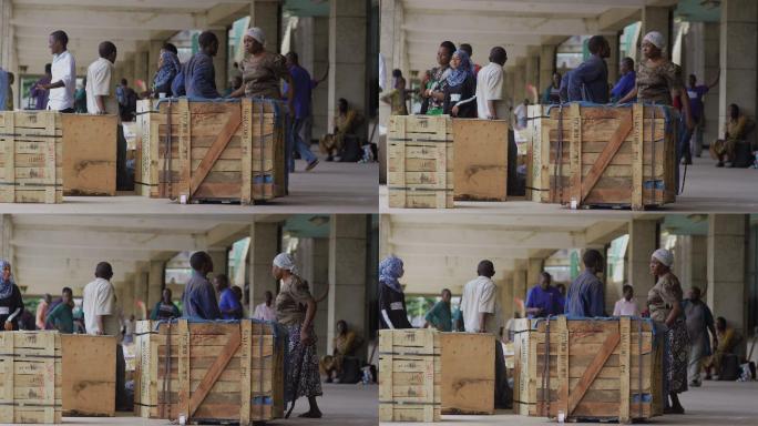 非洲在火车站门口搬运货物的工人