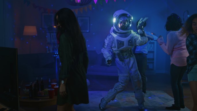 在学院服装派对上：穿着太空服的家伙跳起舞