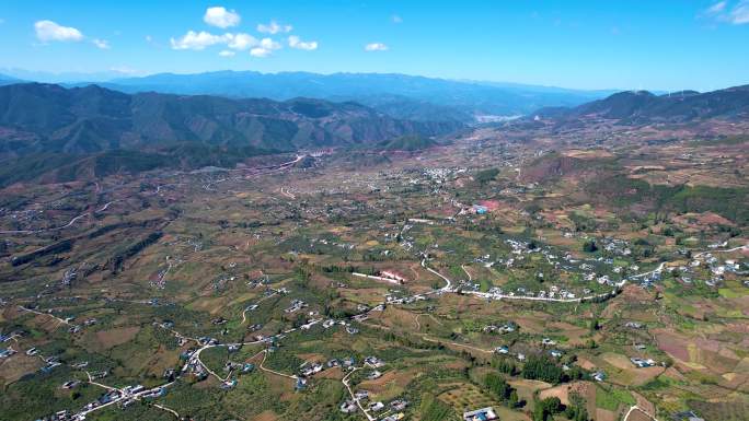 航拍大山里的村庄