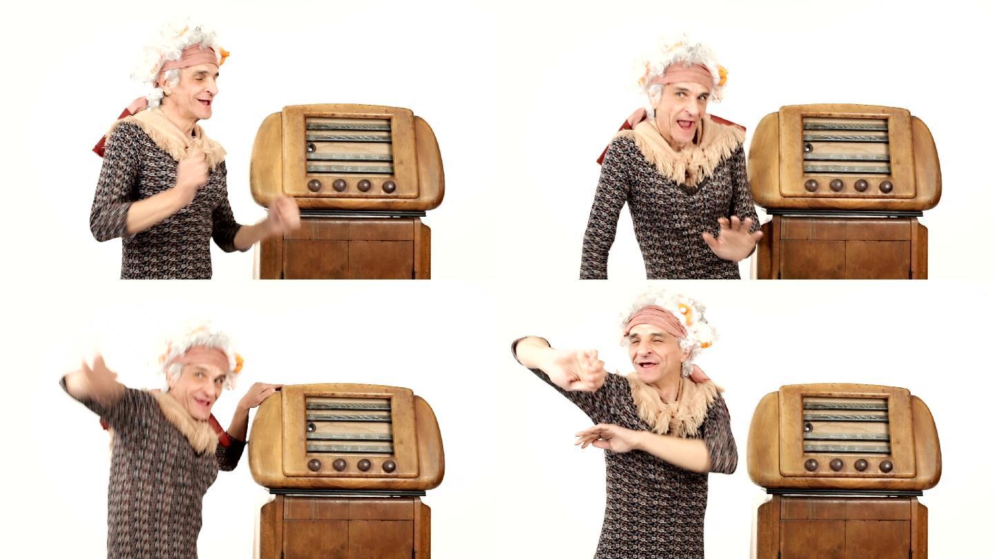 老奶奶用老式收音机在白色屏幕上跳舞