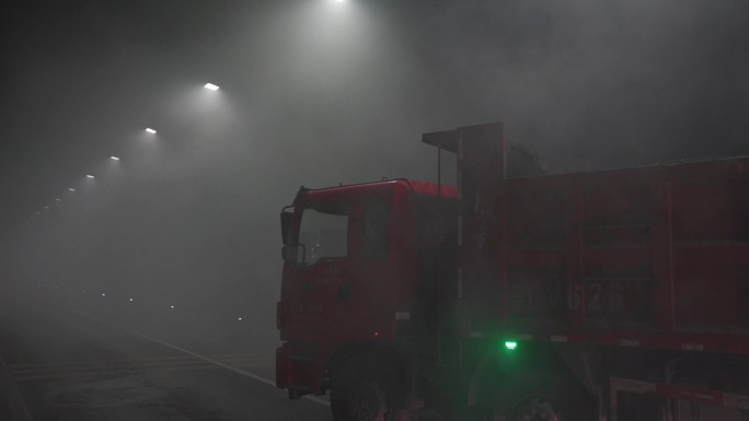 高速公路隧道车祸车辆碰撞起火冒烟