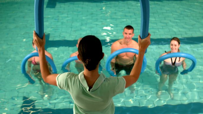 健身小组在泳池中进行有氧运动