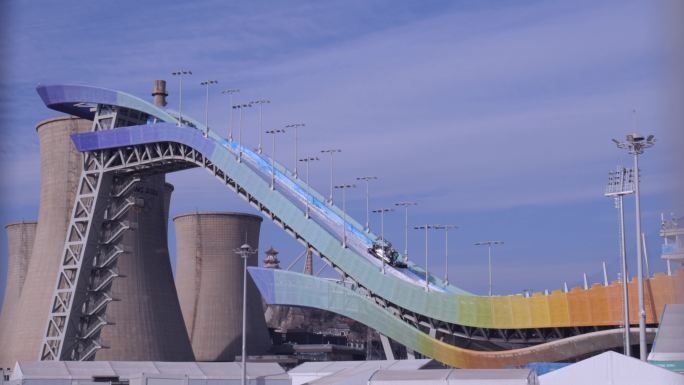 北京冬奥会首钢园滑雪大跳台延时、铲雪车