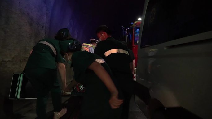 医疗救护人员救治伤员救护车离开
