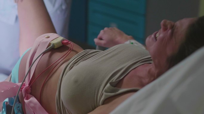 一位年轻孕妇在医院产房分娩