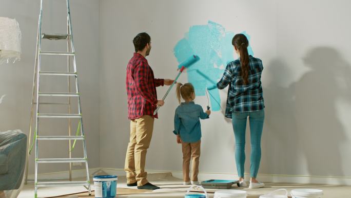 粉刷墙壁的欢乐家庭
