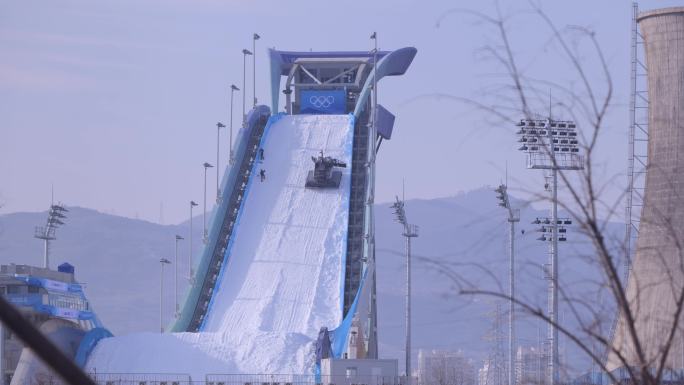 2022冬奥会首钢园滑雪大跳台铲雪车施工