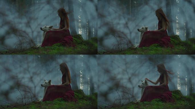 带着狗的女孩坐在雾蒙蒙的森林里。
