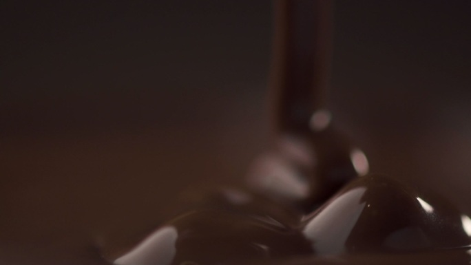 浇融化巧克力糖衣的慢动作