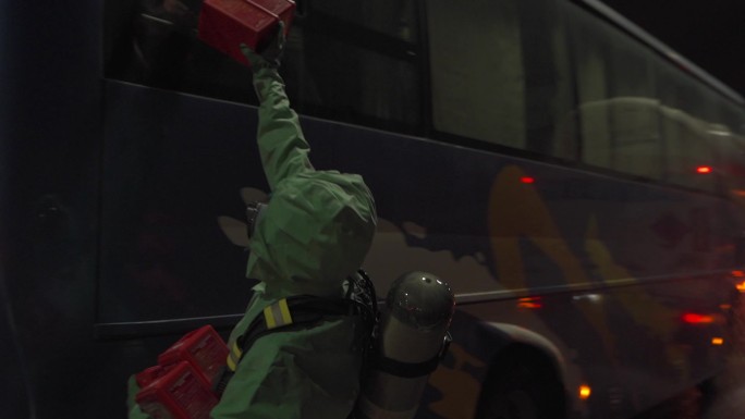 急救人员向被困乘客发放防毒面具