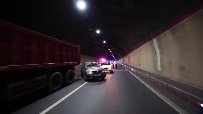 隧道发生车祸奔跑向交警求助