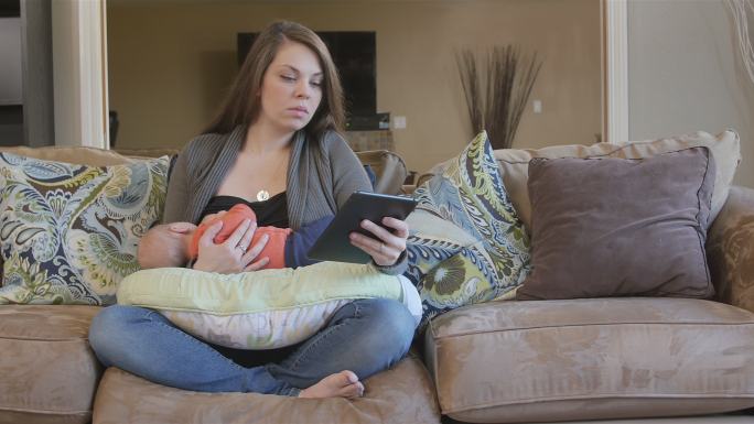 母亲哺乳时使用平板电脑