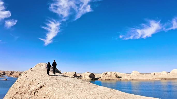 航拍情侣牵手背影在爬山看风景