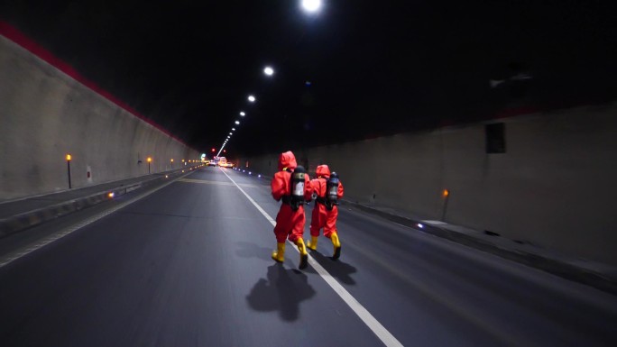 消防官兵高速隧道救援奔跑背影
