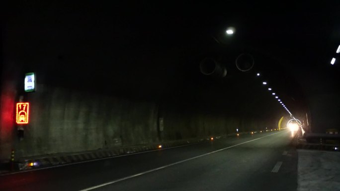 高速公路隧道内警灯闪烁