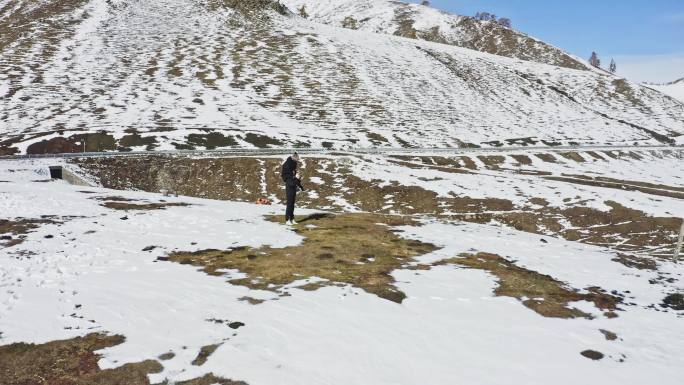 航拍情侣在雪山奔跑戏耍打闹骑大马