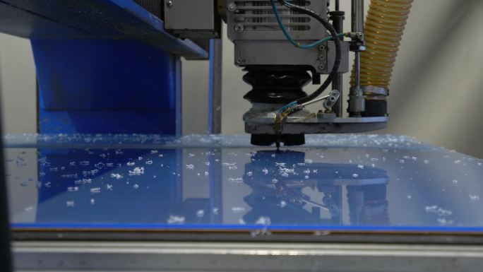 数控铣刀在自动化生产线上切割塑料板材。