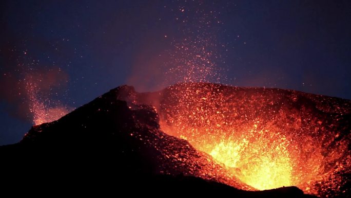 火山熔浆从裂缝中喷发。