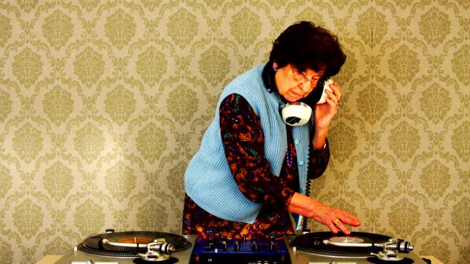 奶奶dj奶奶玩DJ