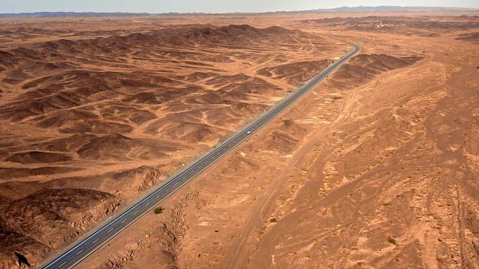 古尔班通古特沙漠中的公路