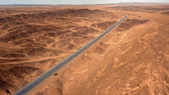 古尔班通古特沙漠中的公路