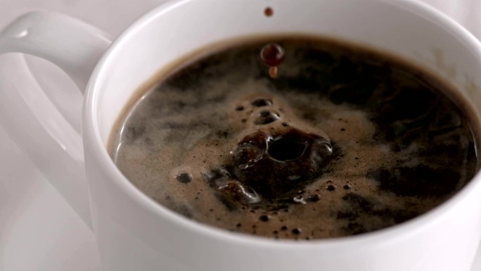 慢动作倒咖啡速溶黑咖啡现磨倒入