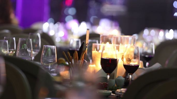 餐桌上的装饰蜡烛红灯酒绿酒吧灯光夜市酒市