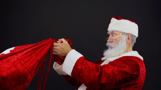 圣诞老人拉着圣诞袋试图从某人手中拿走礼物