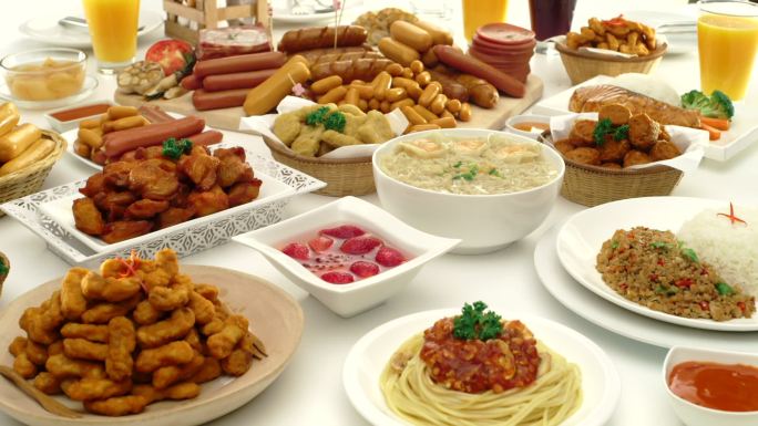 桌上有许多食物丰盛佳肴请客聚餐实拍展示