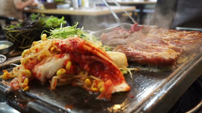 传统韩国烧烤和配菜蔬菜食品。